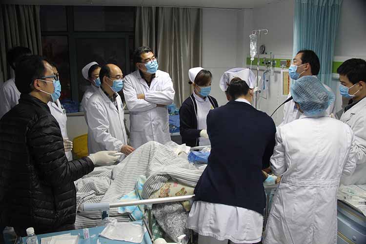 20151123省人医呼吸科齐珝在康复病区协助我院内科完成一例植物人患者支气管切开手术.jpg