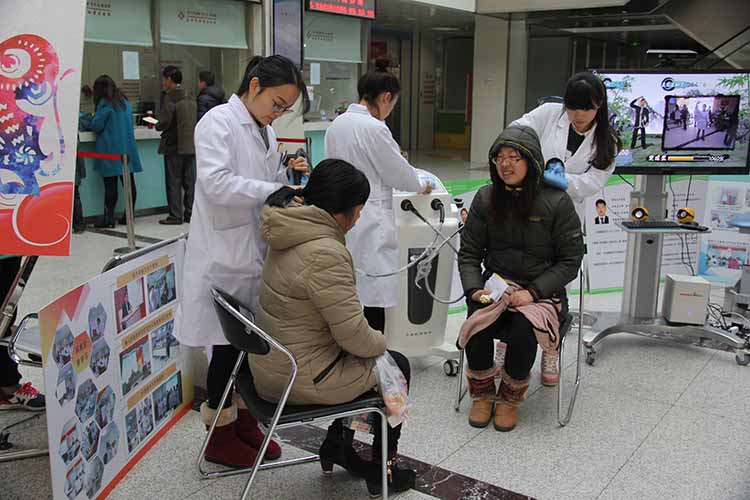 20160123 上午，康复院区在一楼大厅举办迎新年义诊活动，免费为患者提供咨询就诊 (2).jpg
