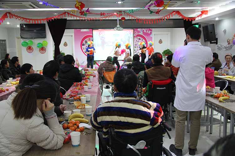 20160123栖霞康复院区与病人在负一楼多功能厅举行迎新春联欢会.jpg