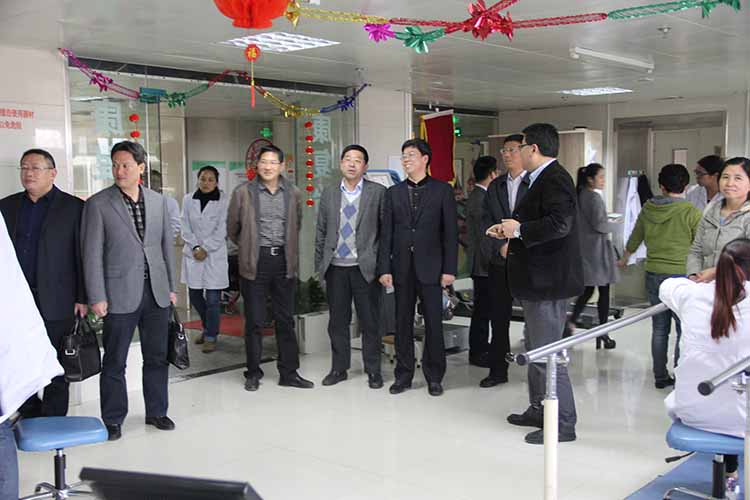 20160323江阴市副市长龚振东、江阴市卫计委严军明主任、副主任俞勤龙、江阴市中医院院长龚伟、江阴市人民医院张华等专家来到我院参观指导院府合作建设.jpg